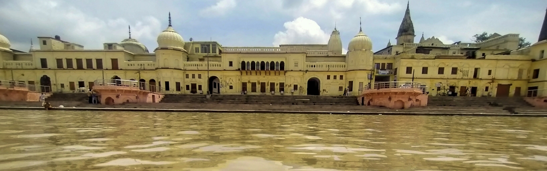 कनक भवन का रंगीन आंतरिक दृश्य